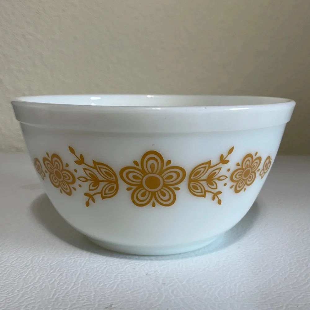 Pyrex Vintage Butterfly Gold 1 1/2 Quart Bowl. Very Gold Condition. 1 1/2 Quart. - Picture 1 of 7